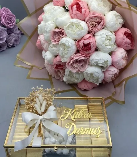 Pembe Beyaz Şakayık Çiçeği ve Cam Kutuda Çikolatası