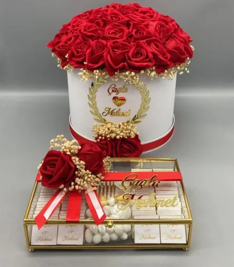 İsteme Çiçeği ve Çikolatası Kırmızı Gül Demeti ve Gold Çikolata Kutusu
