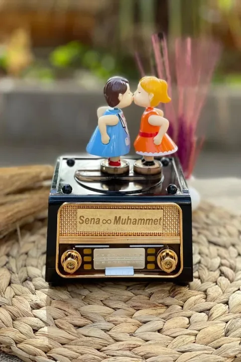 Öpüşen Çift Müzik Kutusu