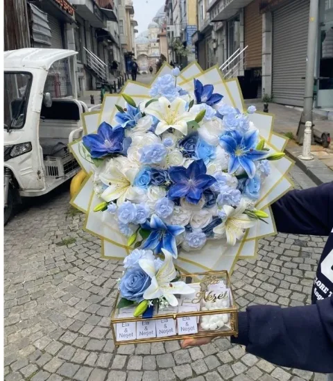 Mavi beyaz lilyum çiçek