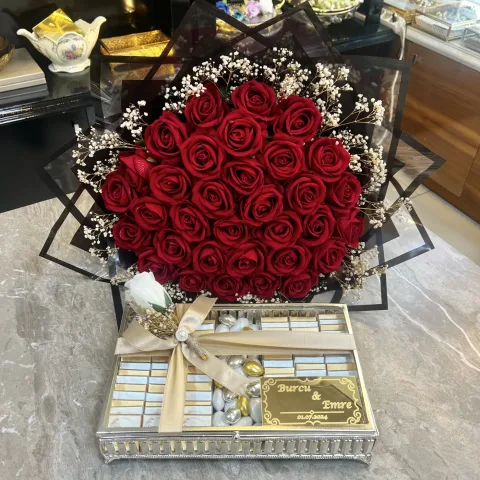 Çiçek ve Çikolata Set – 90 lı Metal Çerçeve Cam Kutu ve 33 Kadife Gül