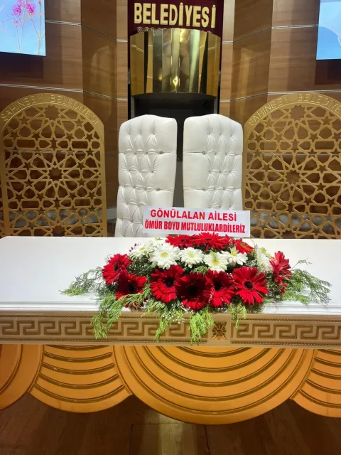 Kırmızı Beyaz Gerbera Düğün Masaüstü Çiçeği