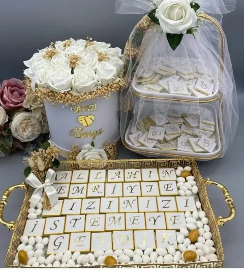 Tepside ve İki katlı İsteme Çikolatası ve Çiçeği 3'lü Set (8977)
