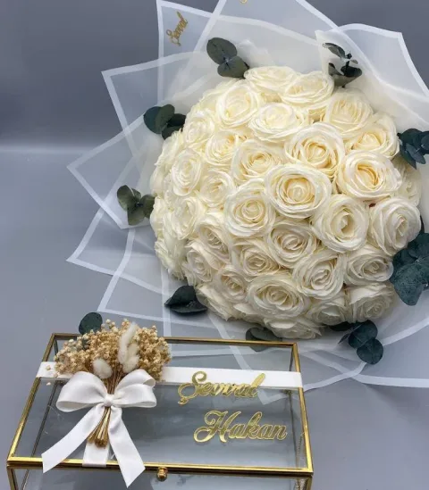 İsteme Çiçeği ve Çikolatası Krem Güller ve Gold Çikolata Kutusu