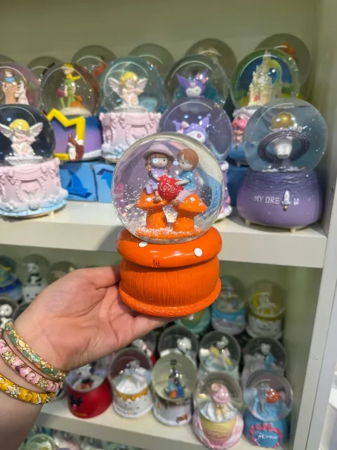 Mantarda Oturan çift Temalı Büyük Boy Kar Küresi