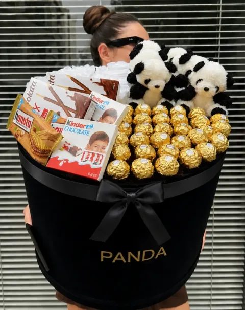 Dev Kadife Kutuda Panda Peluşlar & Beyaz Kalıcı Güller & Çikolatalar