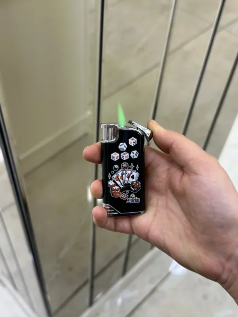 Desenli Çakmak ve Elektrik Çarpan Şaka Çakmağı