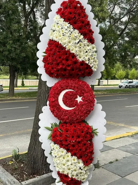 Ay Yıldızlı Kırmızı Beyaz Gerbera Çelenk - 250 cm