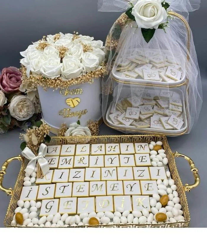 Tepside ve İki katlı İsteme Çikolatası ve Çiçeği 3'lü Set (8977)
