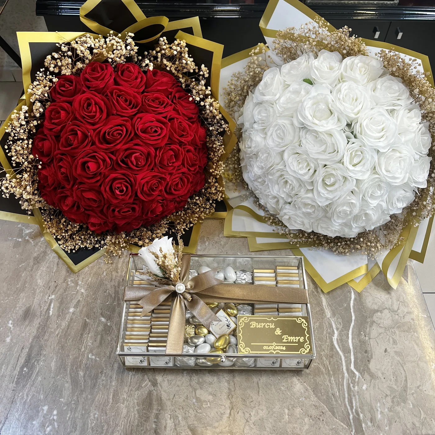 Çiçek ve Çikolata Set – Cam Kutu 100 lü İsimli Çikolata ve 41 Kadife Gül