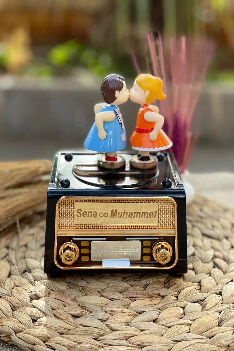 Öpüşen Çift Müzik Kutusu