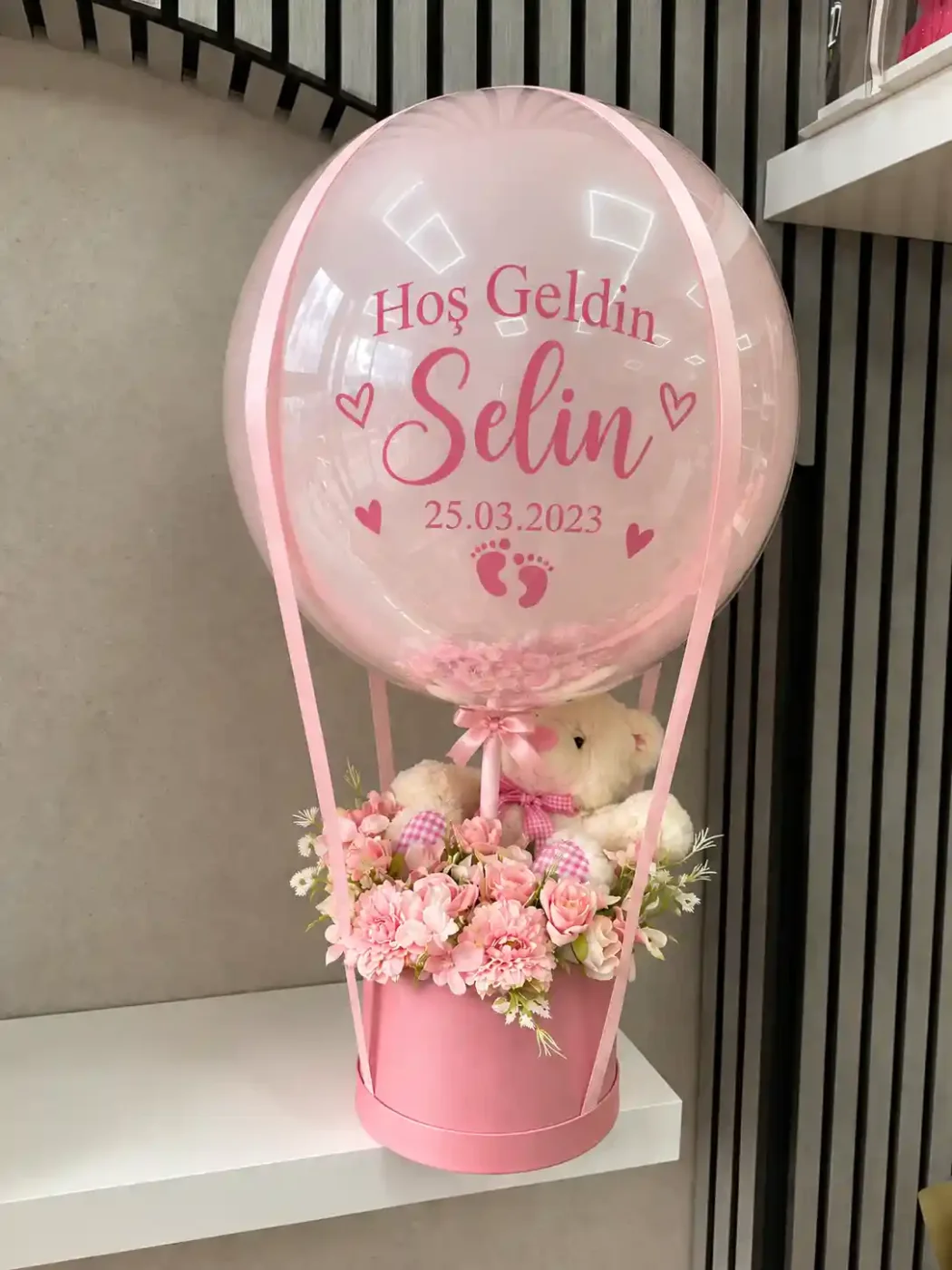 Kız Bebek İçin Balonlu Taze Çiçek Kutusu
