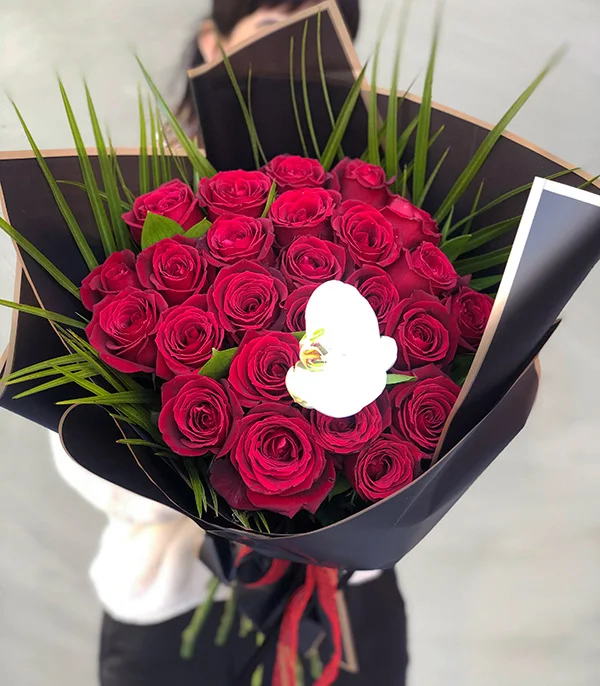 25 Kırmızı Gül ve Orkide Buketi