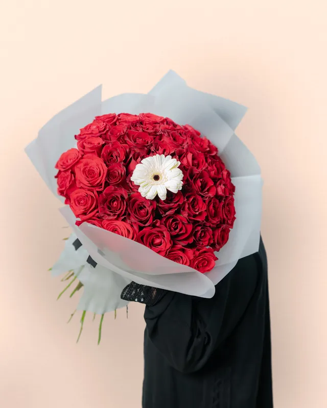 50 Kırmızı Gül ve Beyaz Gerbera Buketi