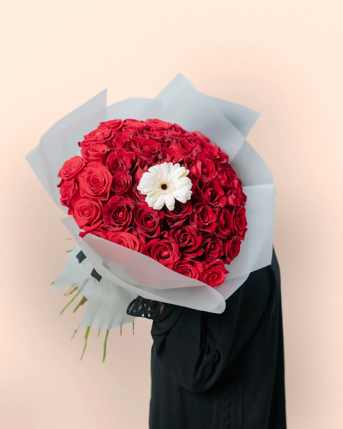 50 Kırmızı Gül ve Beyaz Gerbera Buketi